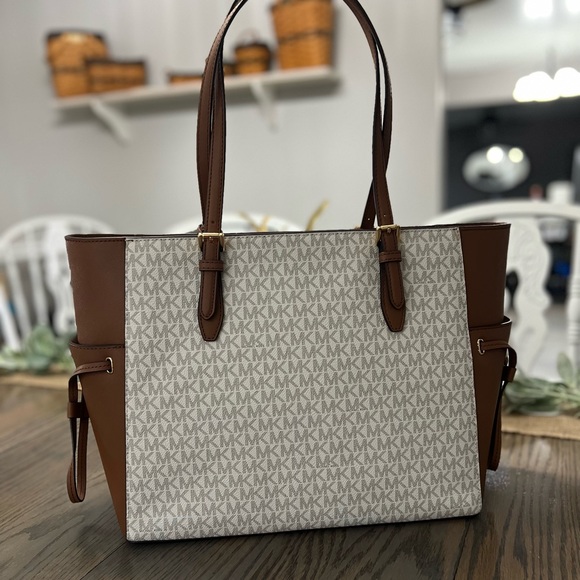 Michael Kors 2-pc SET-NEW. Leather Gilly Large tote and wallet - Picture 3 of 8